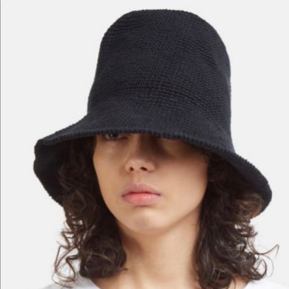 Lauren Manoogian crochet bell hat (black)